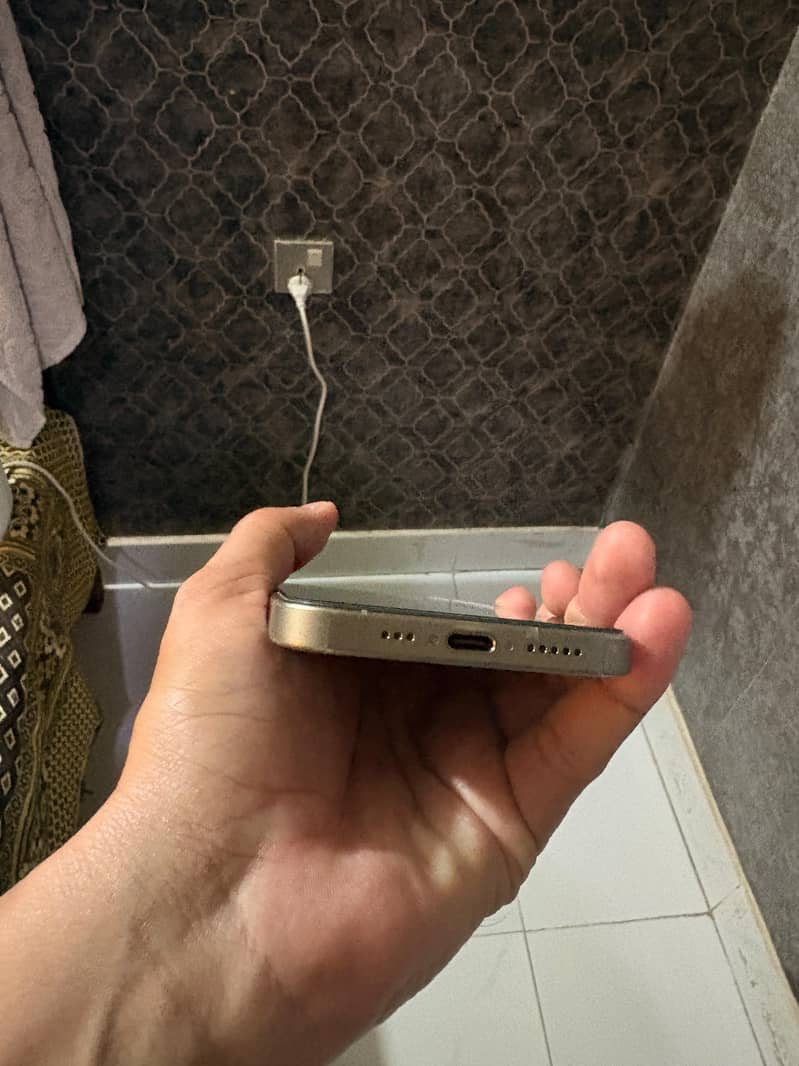 Apple iPhone 16 Pro 3