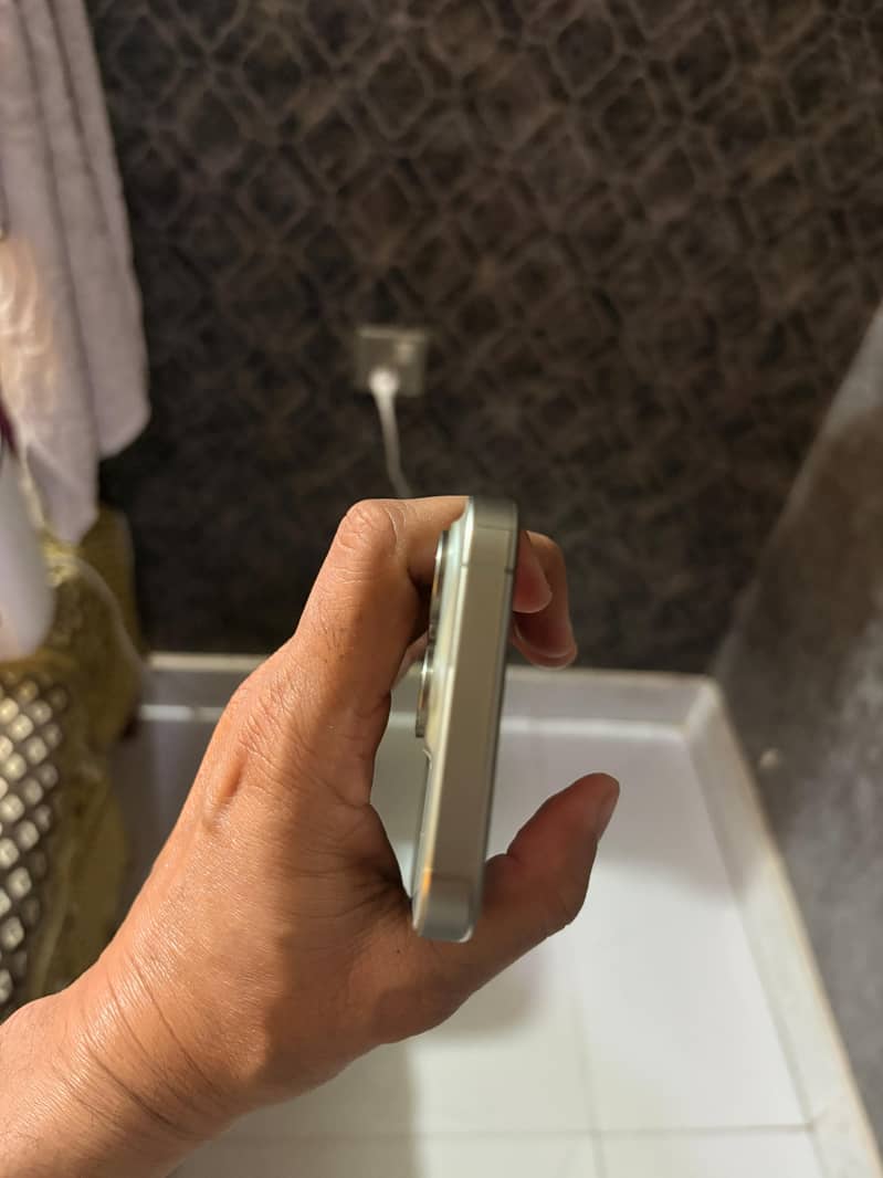 Apple iPhone 16 Pro 4