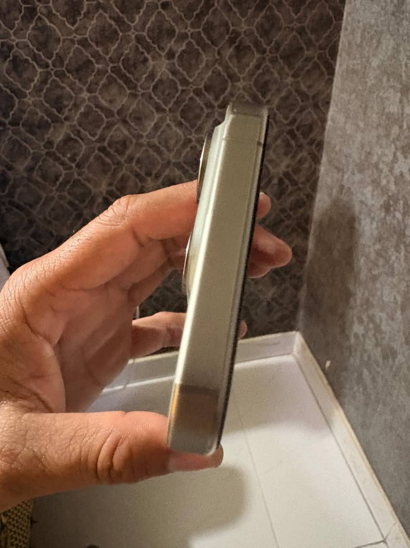 Apple iPhone 16 Pro 10