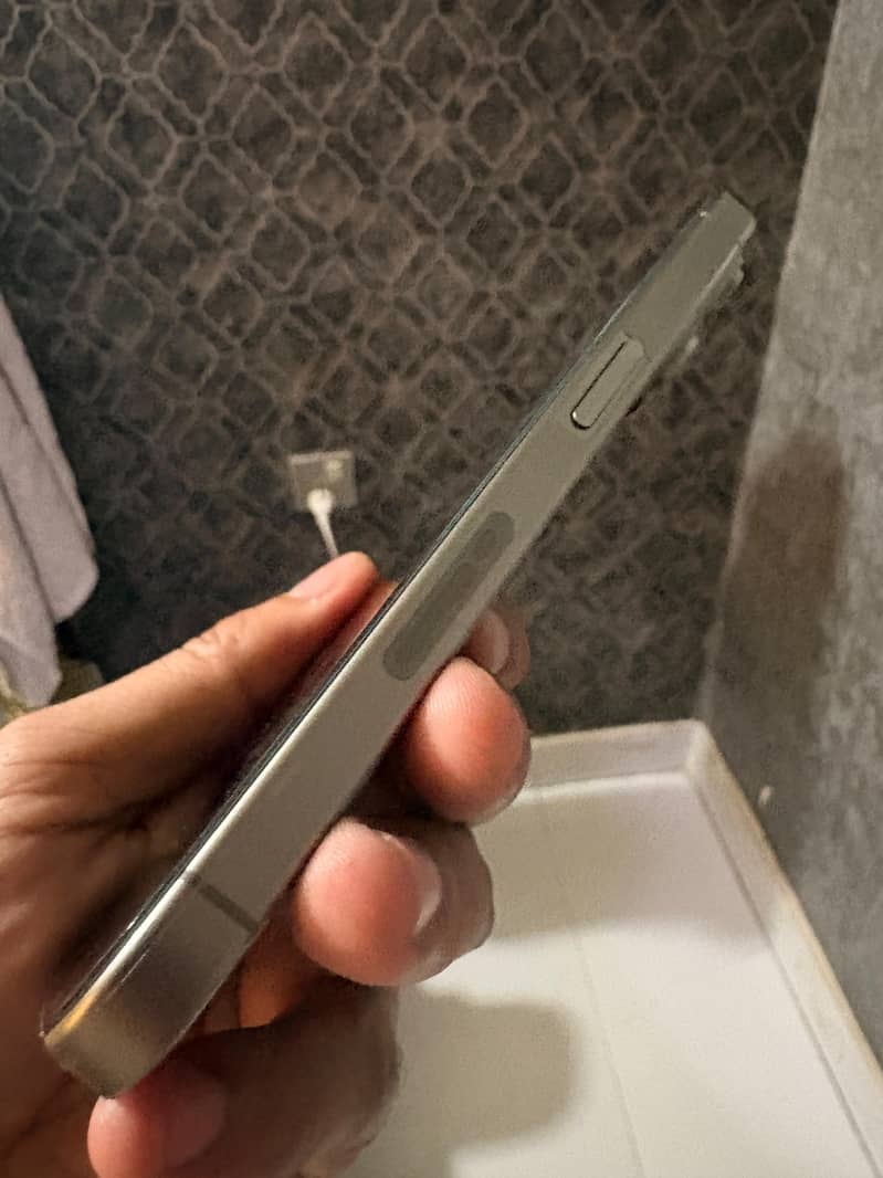 Apple iPhone 16 Pro 11
