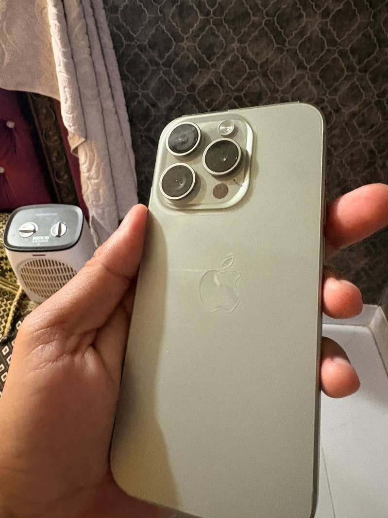 Apple iPhone 16 Pro 12
