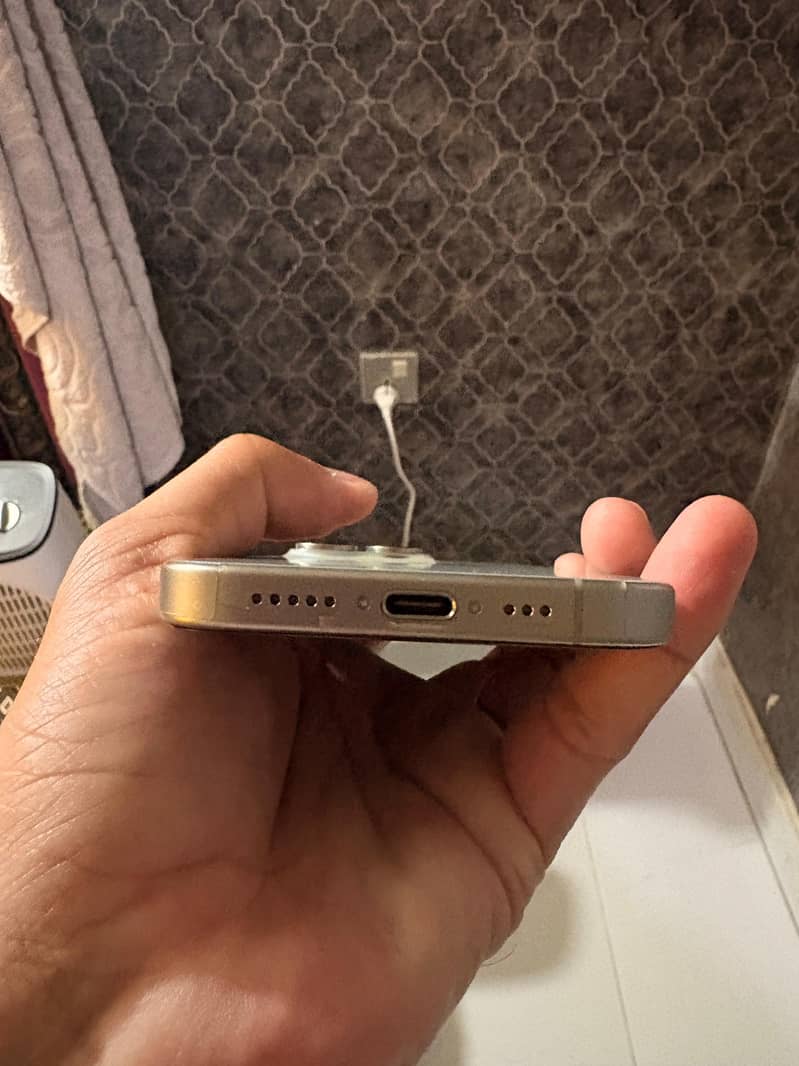Apple iPhone 16 Pro 13