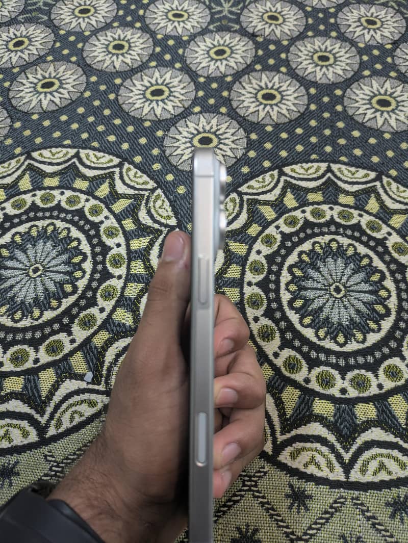 Apple iPhone 16 Pro Max 1