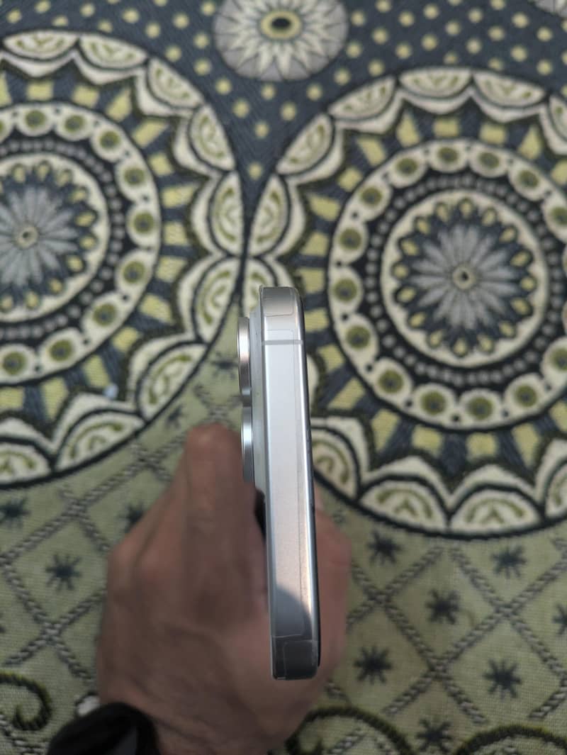 Apple iPhone 16 Pro Max 2