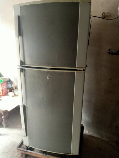 Good Condition Refrigerator/ Fridge Available for Sale