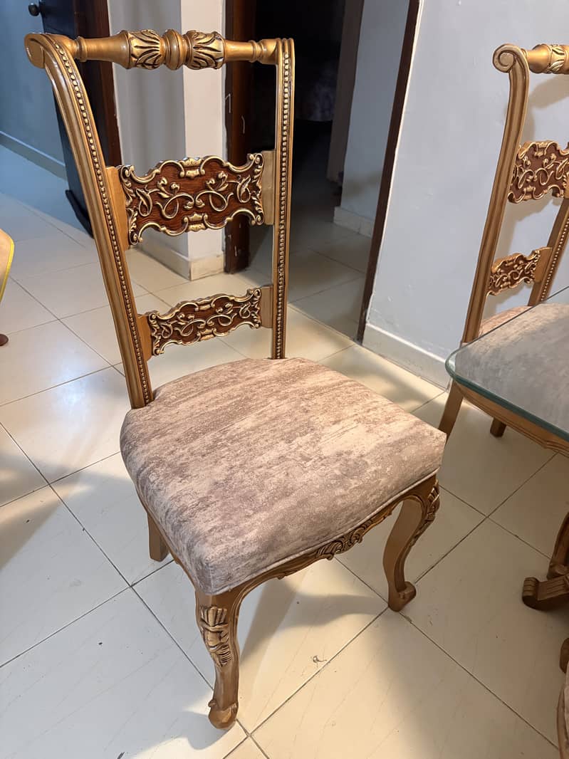 Dining table 0