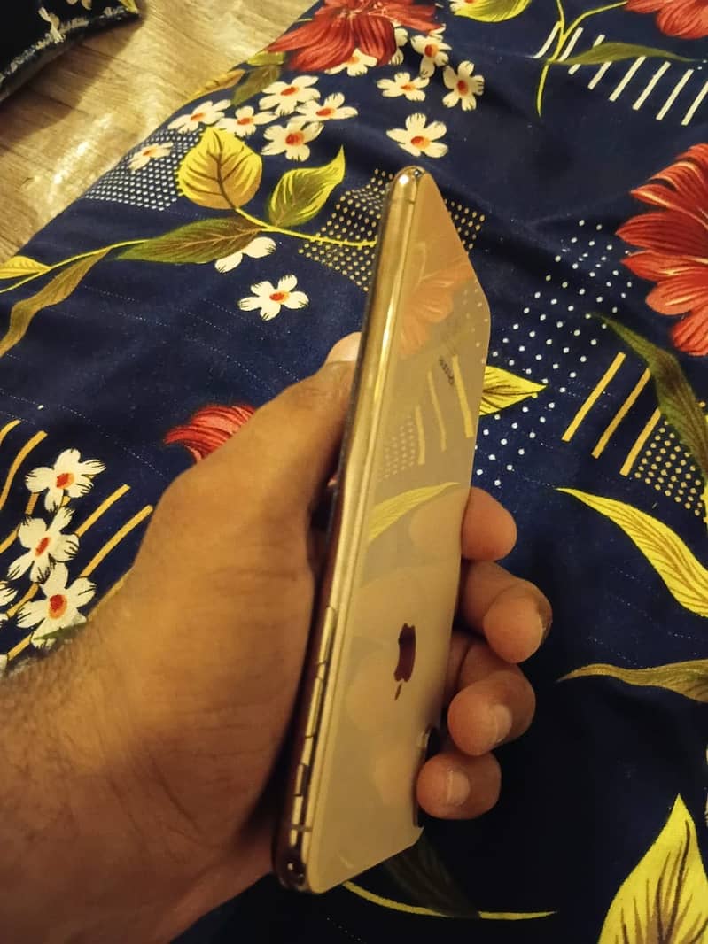 Apple iPhone XS Max 3