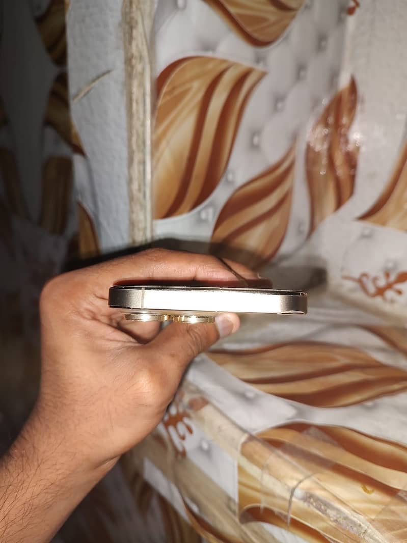 Apple iPhone 13 Pro 8
