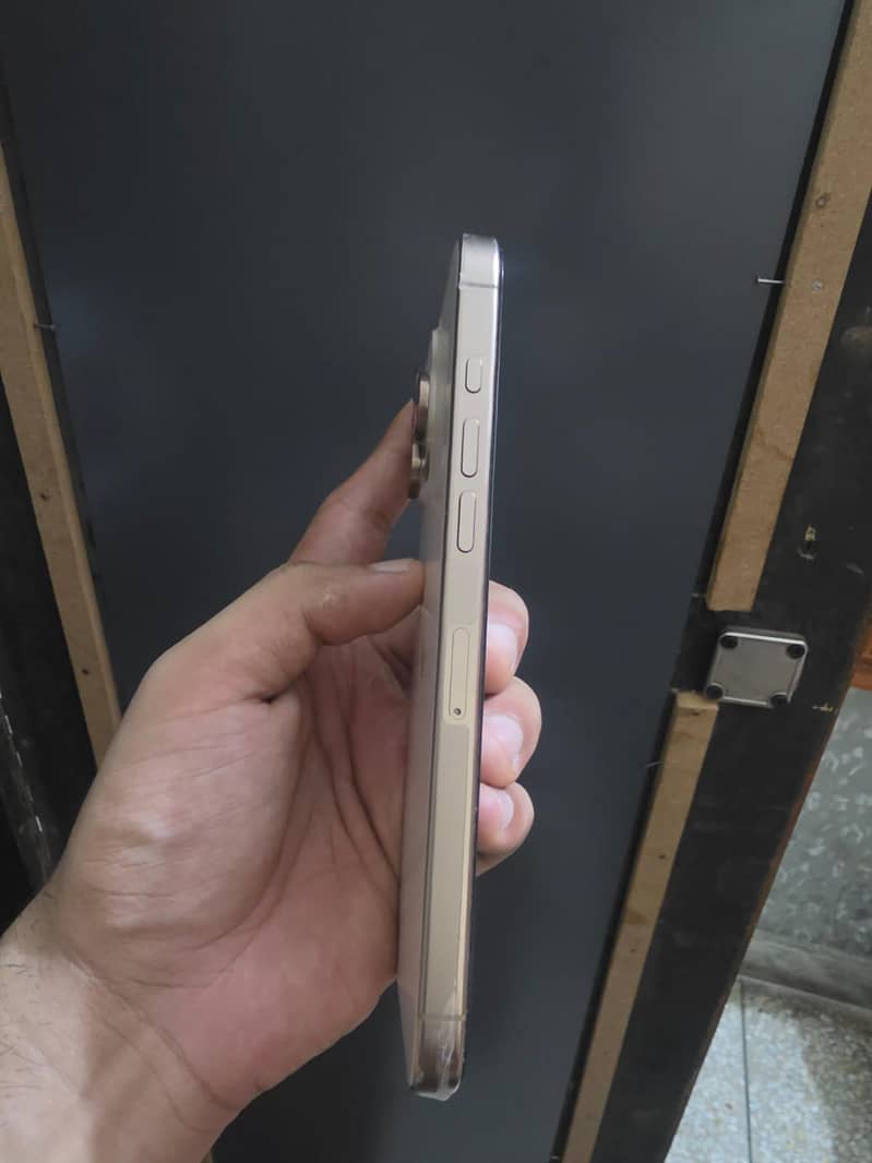 Apple iPhone 16 Pro Max 3