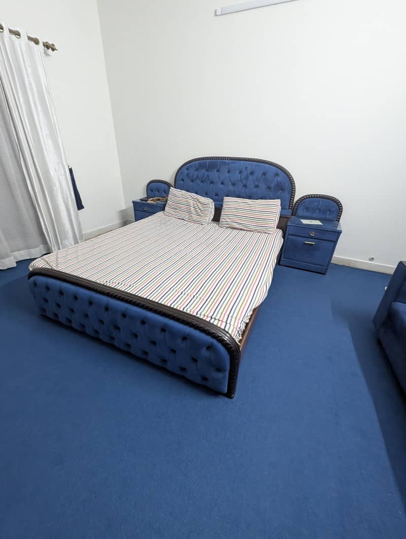 SOLID WOOD BED (KING SIZE) 1