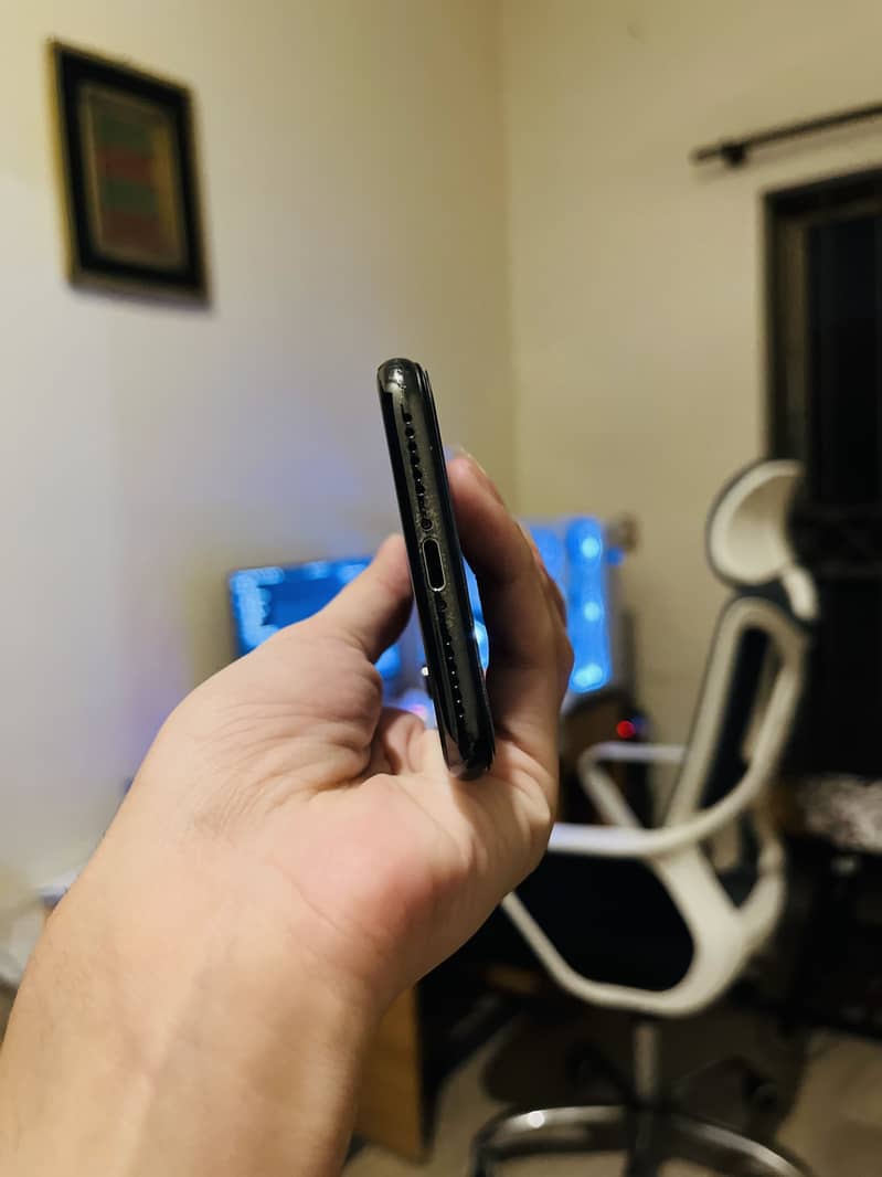 Apple iPhone X 4