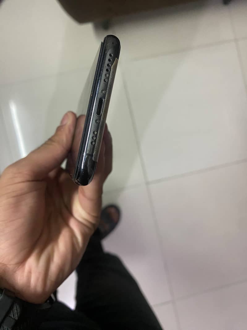 Apple iPhone 11 Pro 4