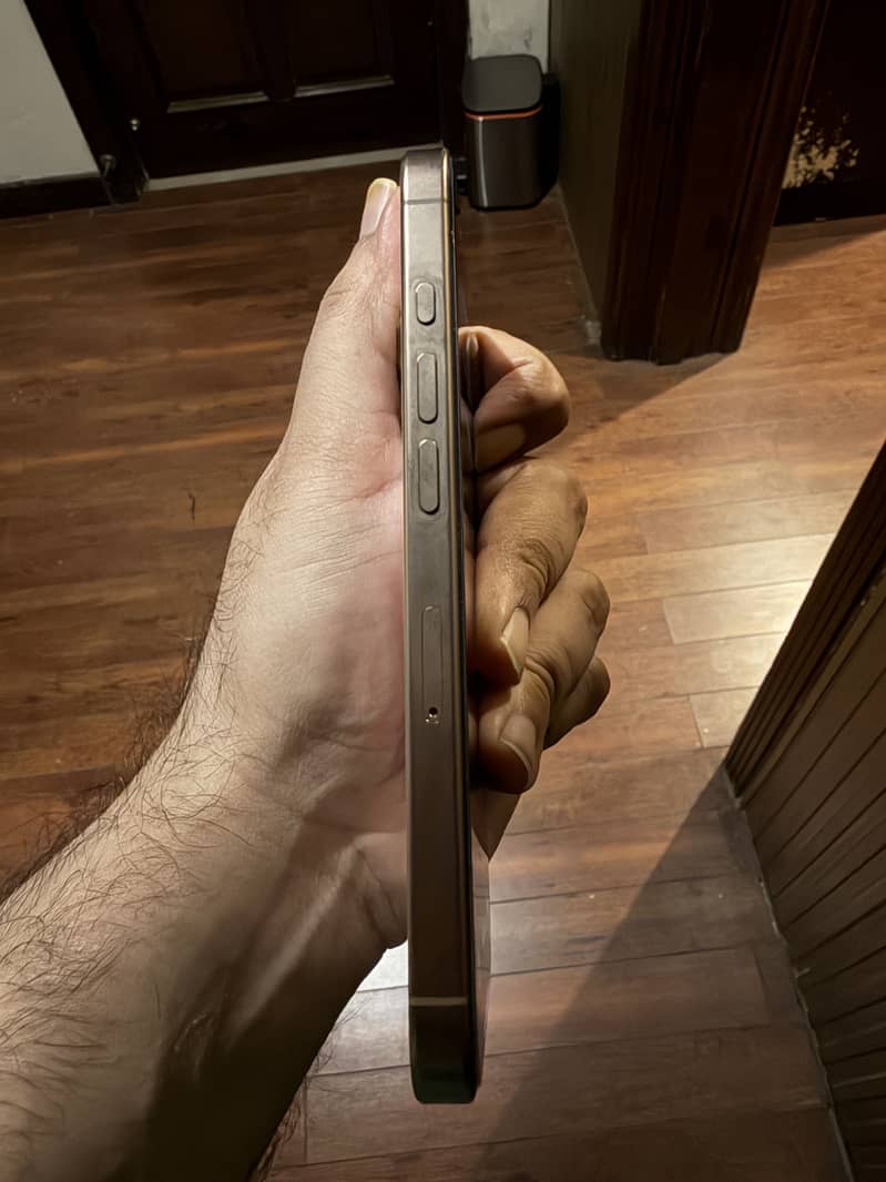 Apple iPhone 16 Pro 1
