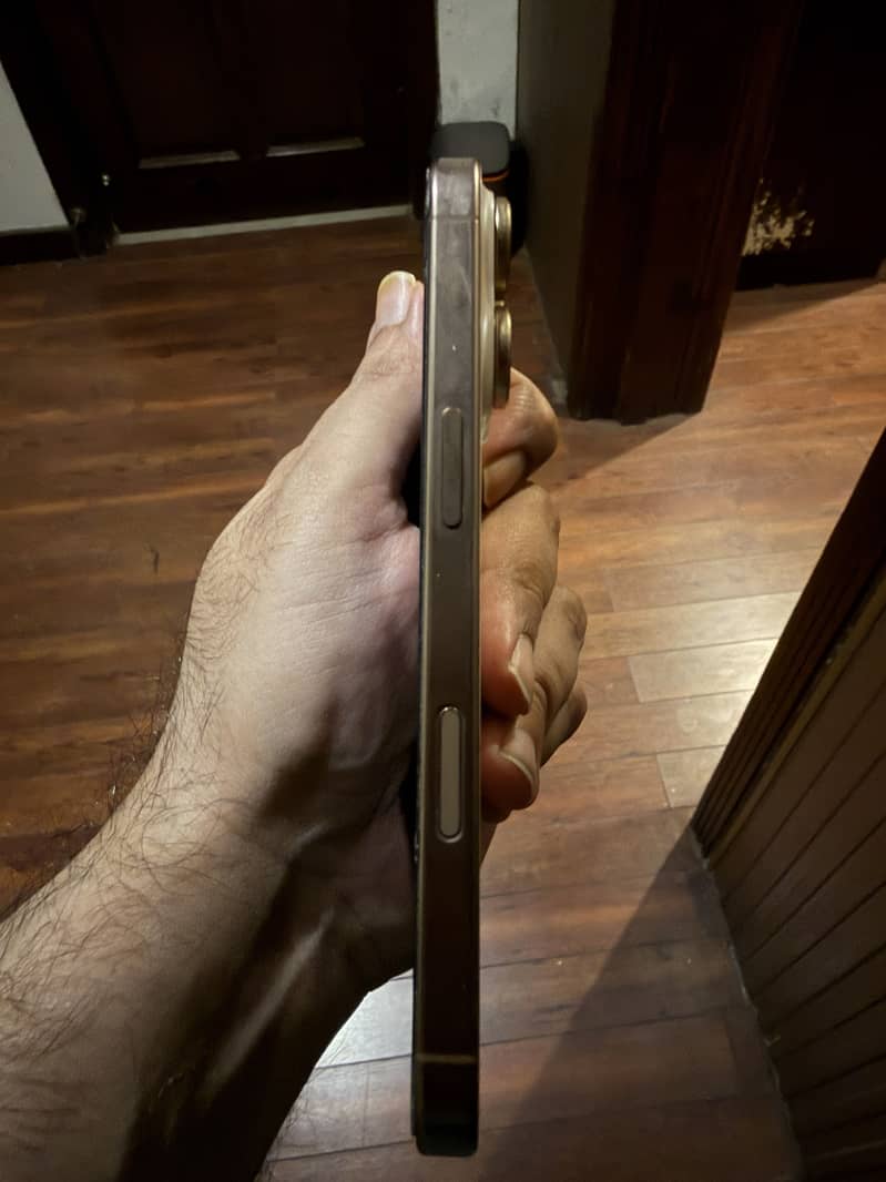 Apple iPhone 16 Pro 2