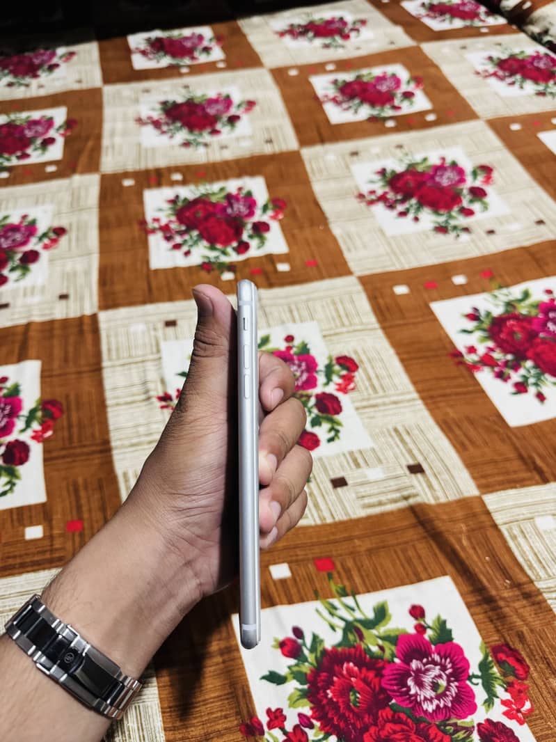 Apple iPhone 7 Plus 6