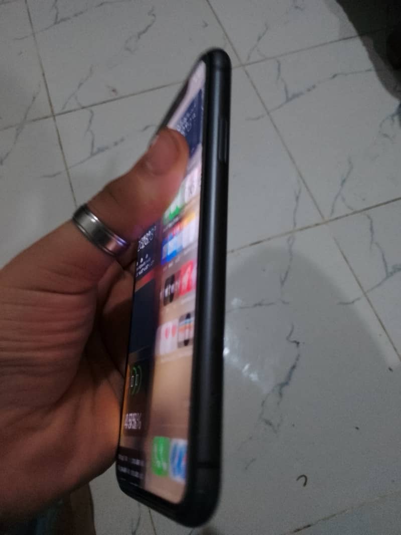 Apple iPhone 11 4