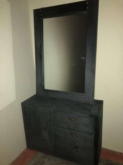 Dressing table with detachable mirror