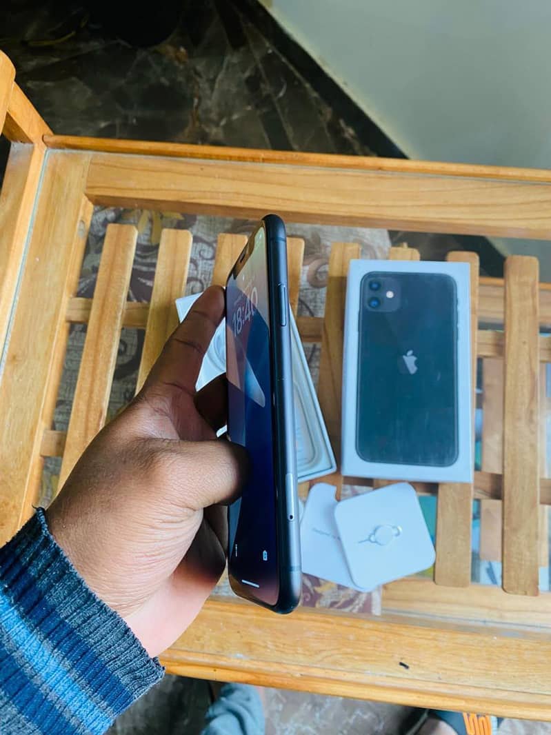 Apple iPhone 11 4