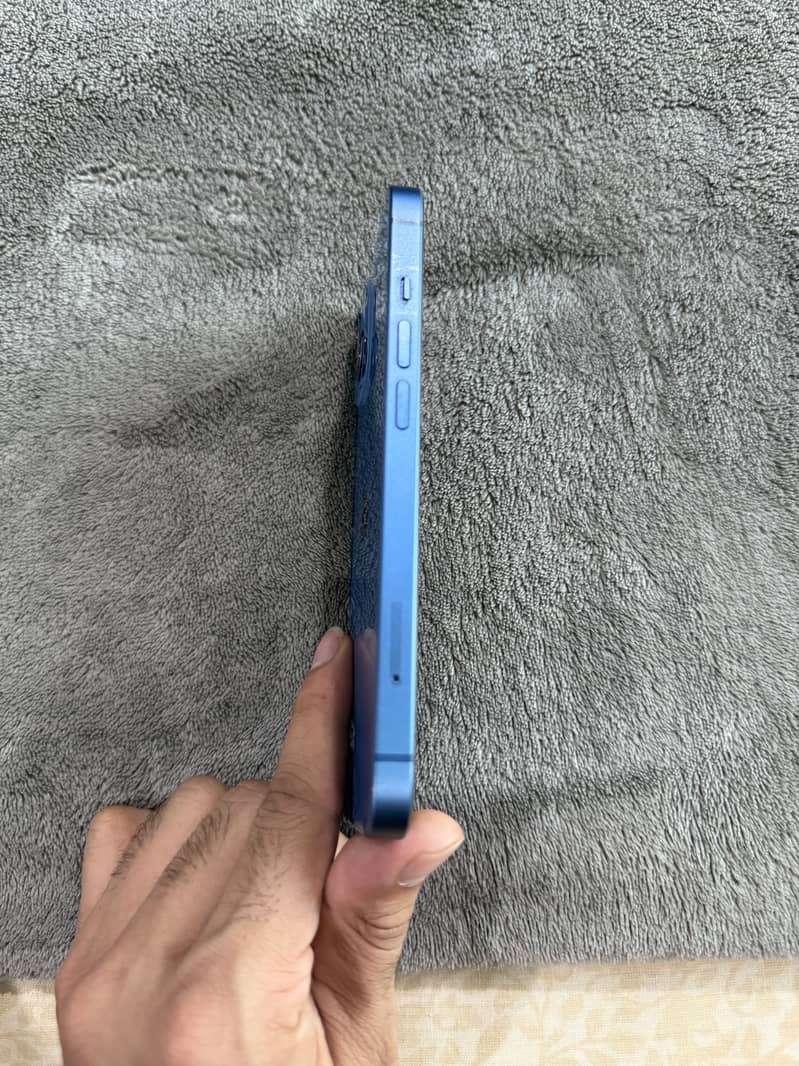 Apple iPhone 13 4