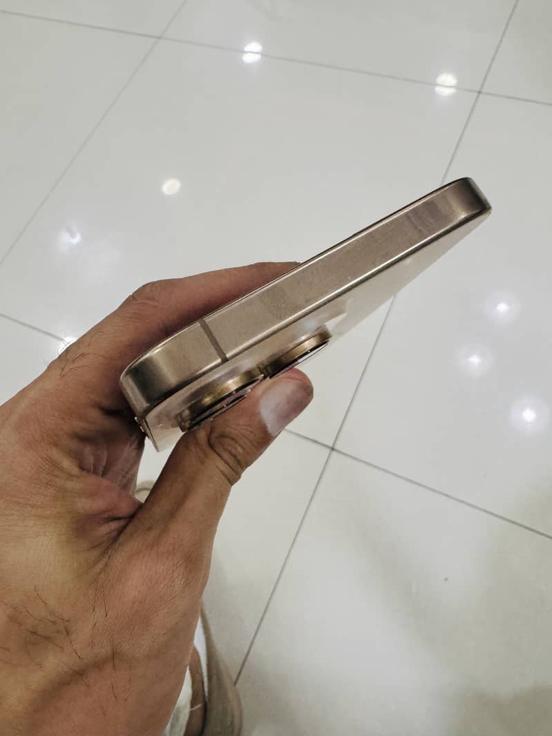 Apple iPhone 16 Pro Max 4