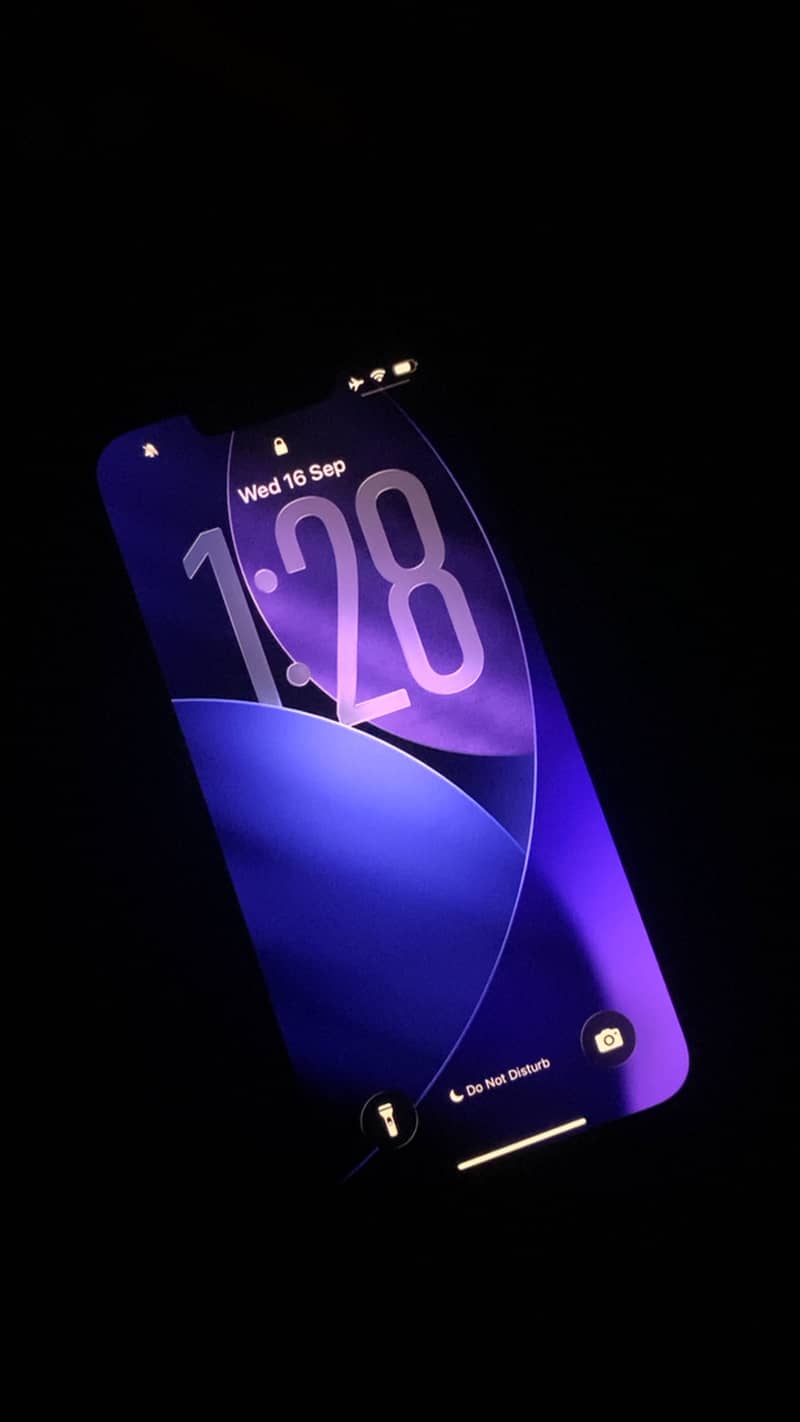 Apple iPhone 16e 1