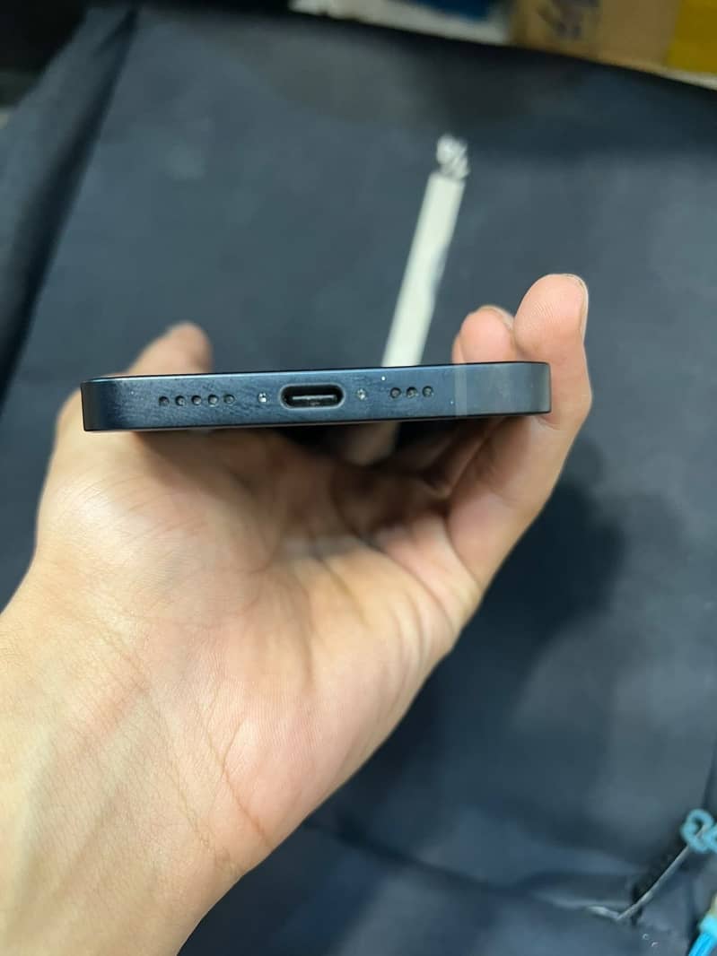 Apple iPhone 16e 0