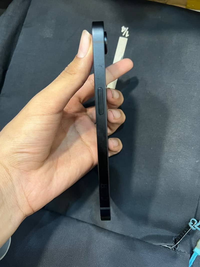 Apple iPhone 16e 2