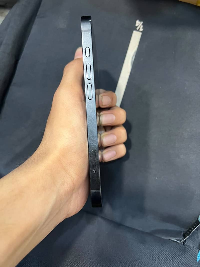 Apple iPhone 16e 3
