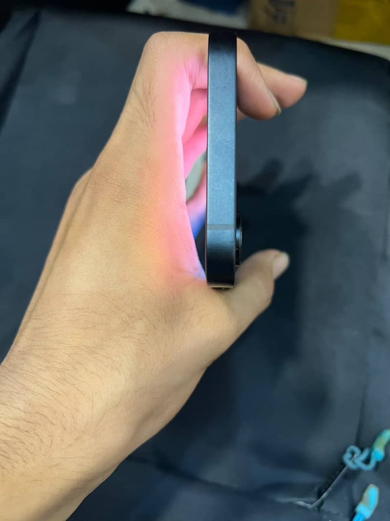 Apple iPhone 16e 4
