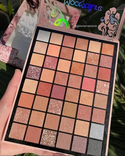 Multicoloured Matte and glitter eyeshadow palette
