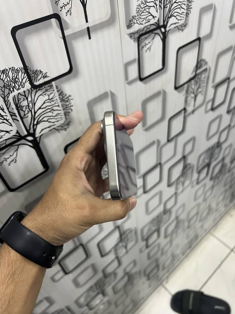 Apple iPhone 15 Pro Max 4