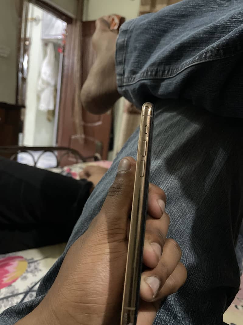 Apple iPhone 11 Pro 4