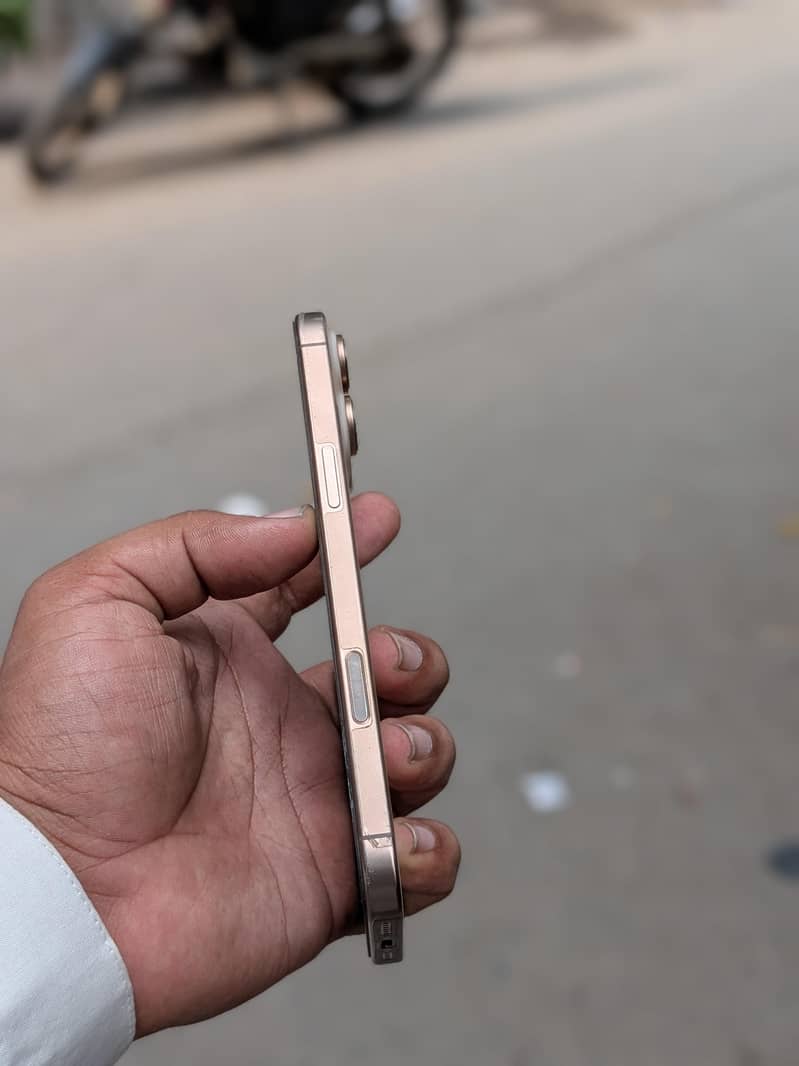 Apple iPhone 16 Pro Max 2