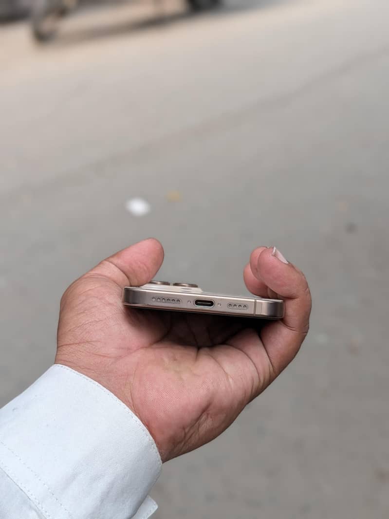 Apple iPhone 16 Pro Max 3