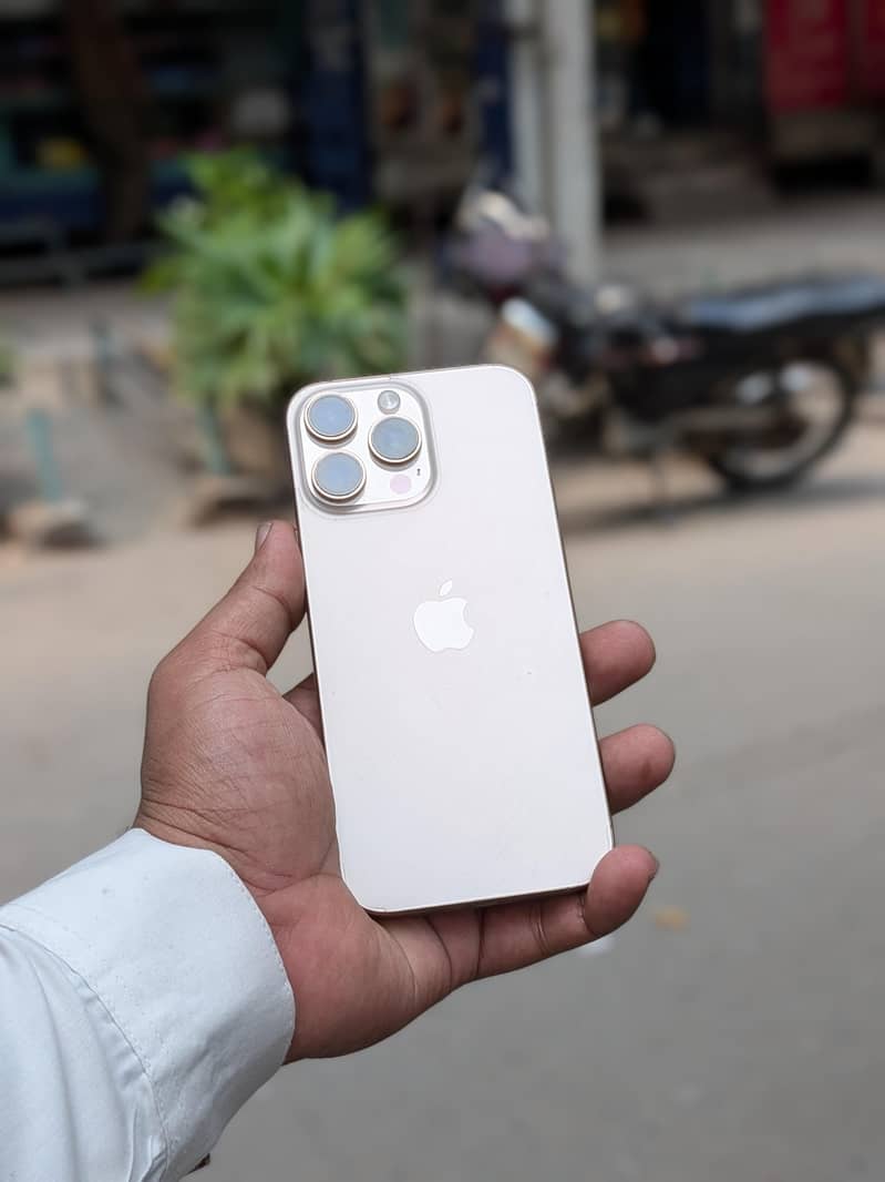 Apple iPhone 16 Pro Max 4