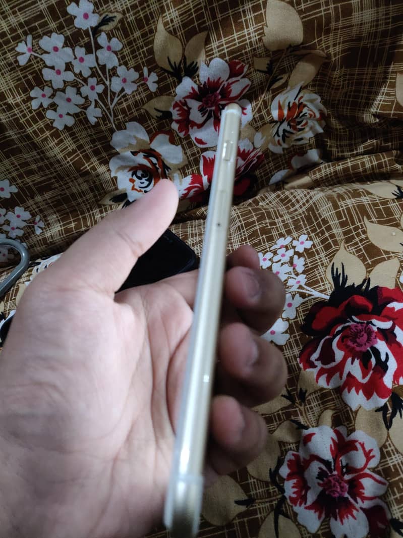 Apple iPhone 6S Plus 4