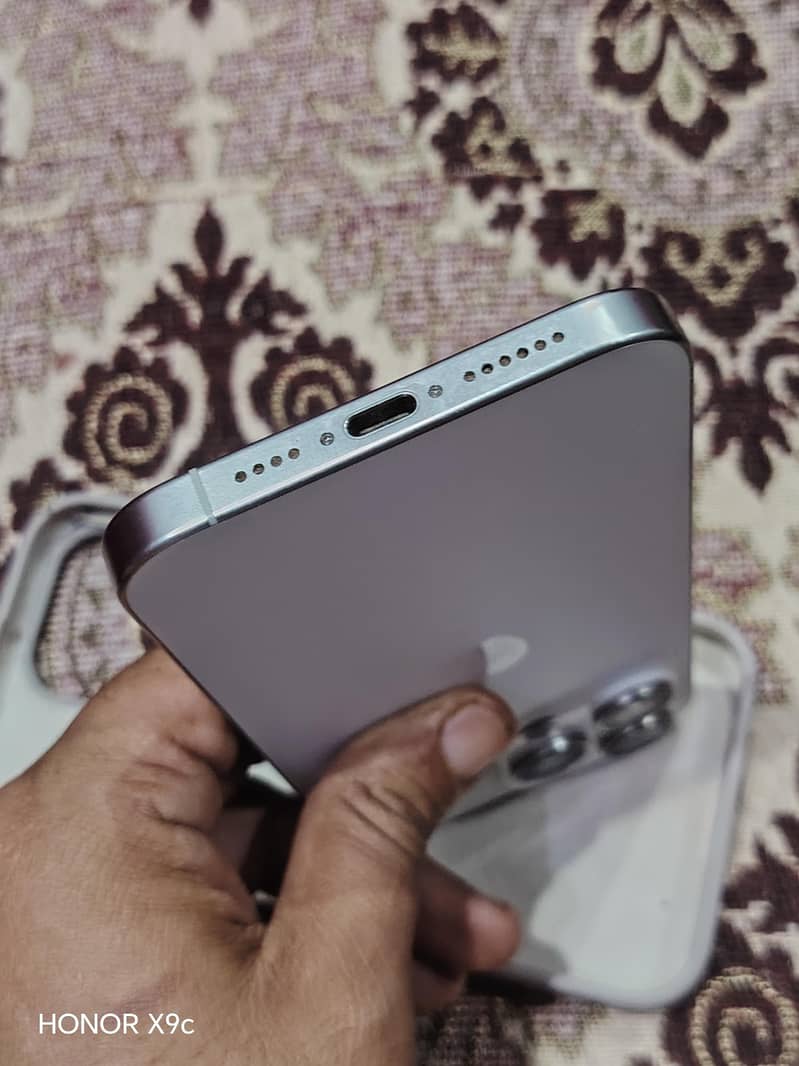 Apple iPhone 15  Pro Max 4