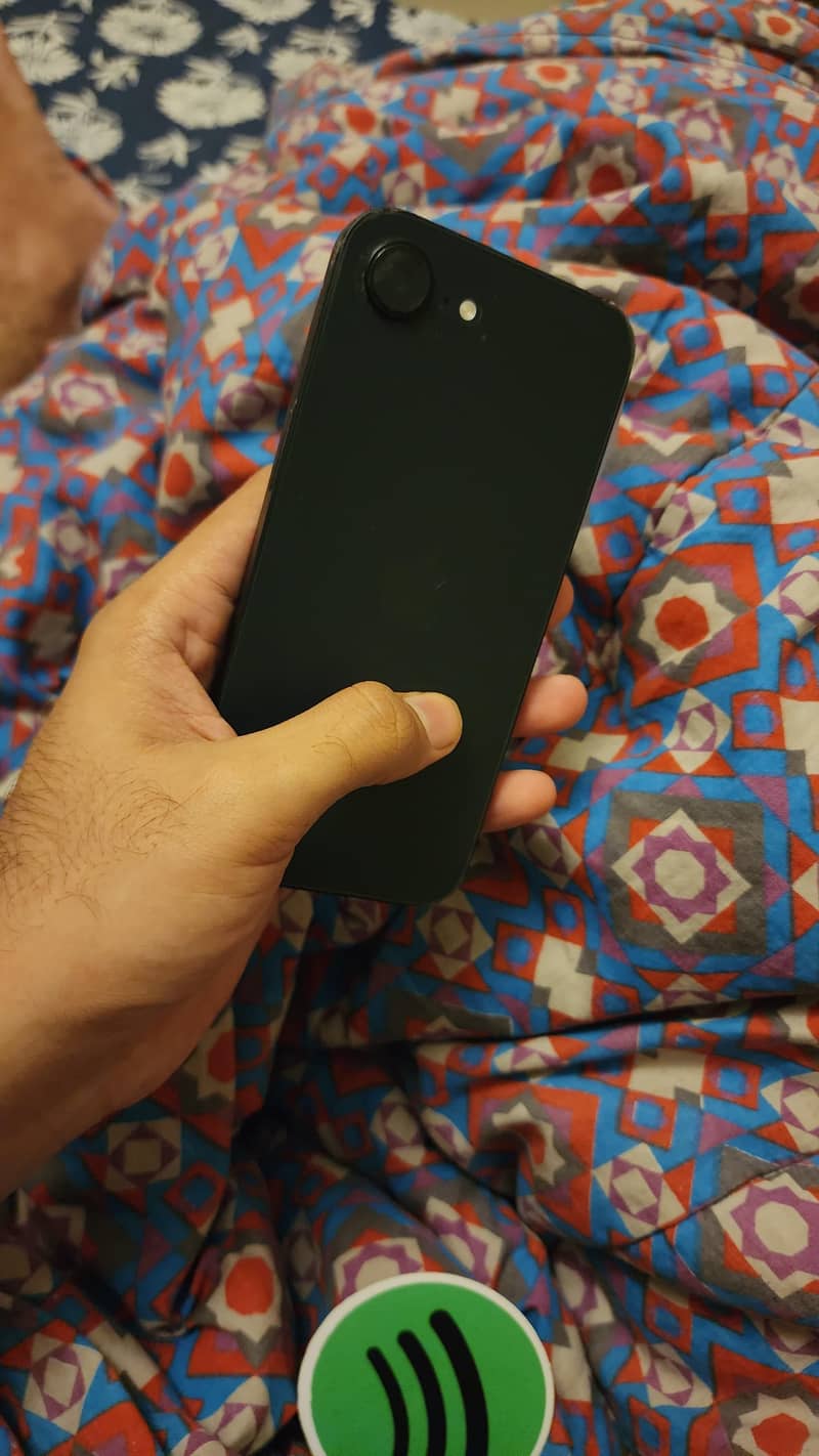 Apple iPhone 16e 2