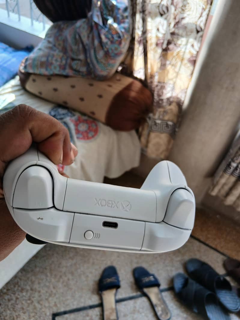 Xbox controller in good condition, Controller only 2