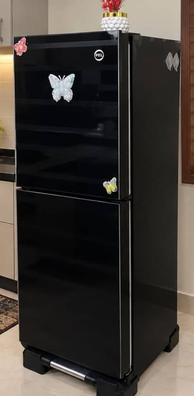 Pel Glass door mediam small fridge new condition hai All ok Geniune
