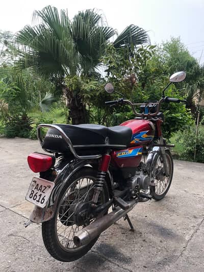 bike ka engine seal packed hai Baki choty choty kam hai