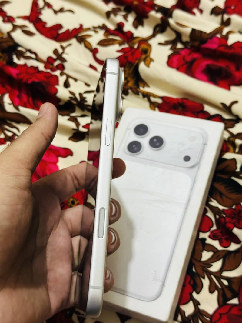 Apple iPhone 17 Pro Max 1