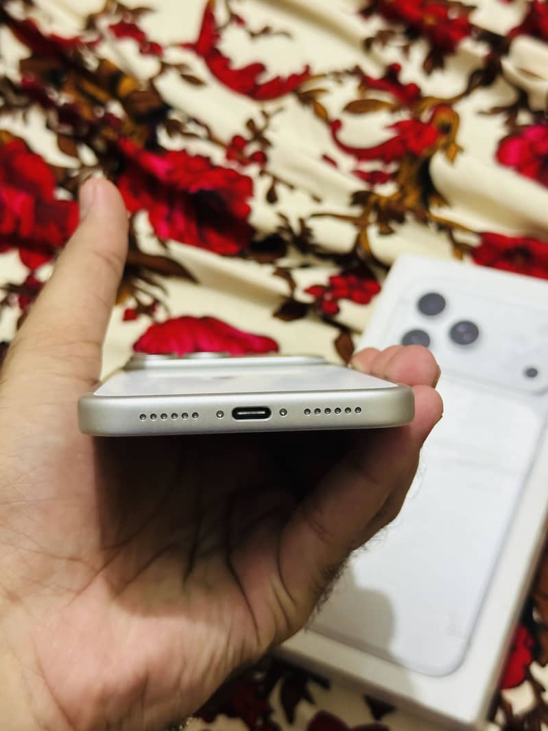 Apple iPhone 17 Pro Max 4