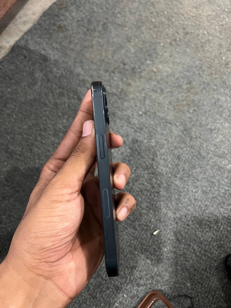 iPhone 13 4