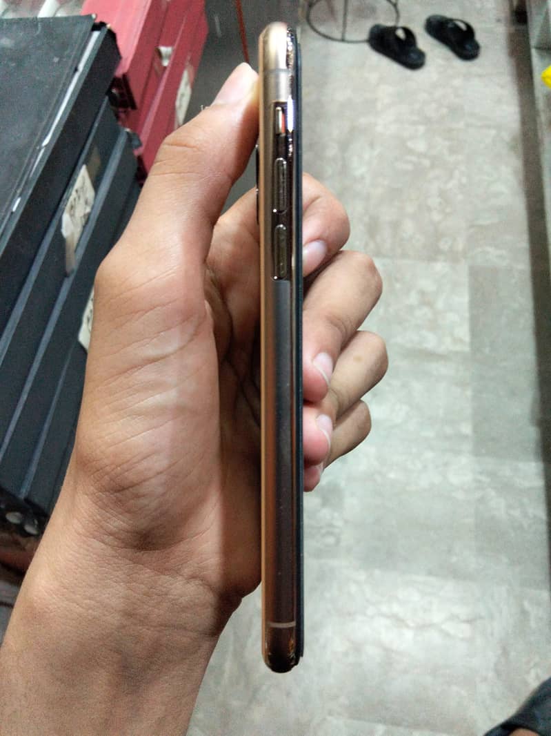 Apple iPhone 11 Pro 4