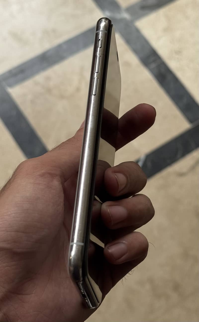 Apple iPhone X 4