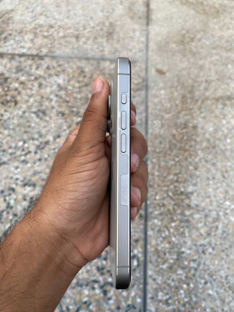 Apple iPhone 15 Pro 4