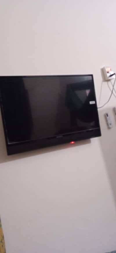 Nobel LCD 32 inches looks like new 10 / 9.  (03013076928)
