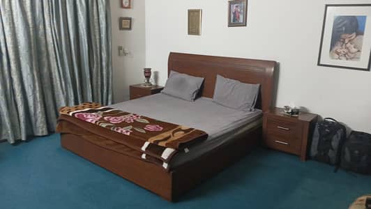 1 Kanal Corner , Triple Storey House For Sale