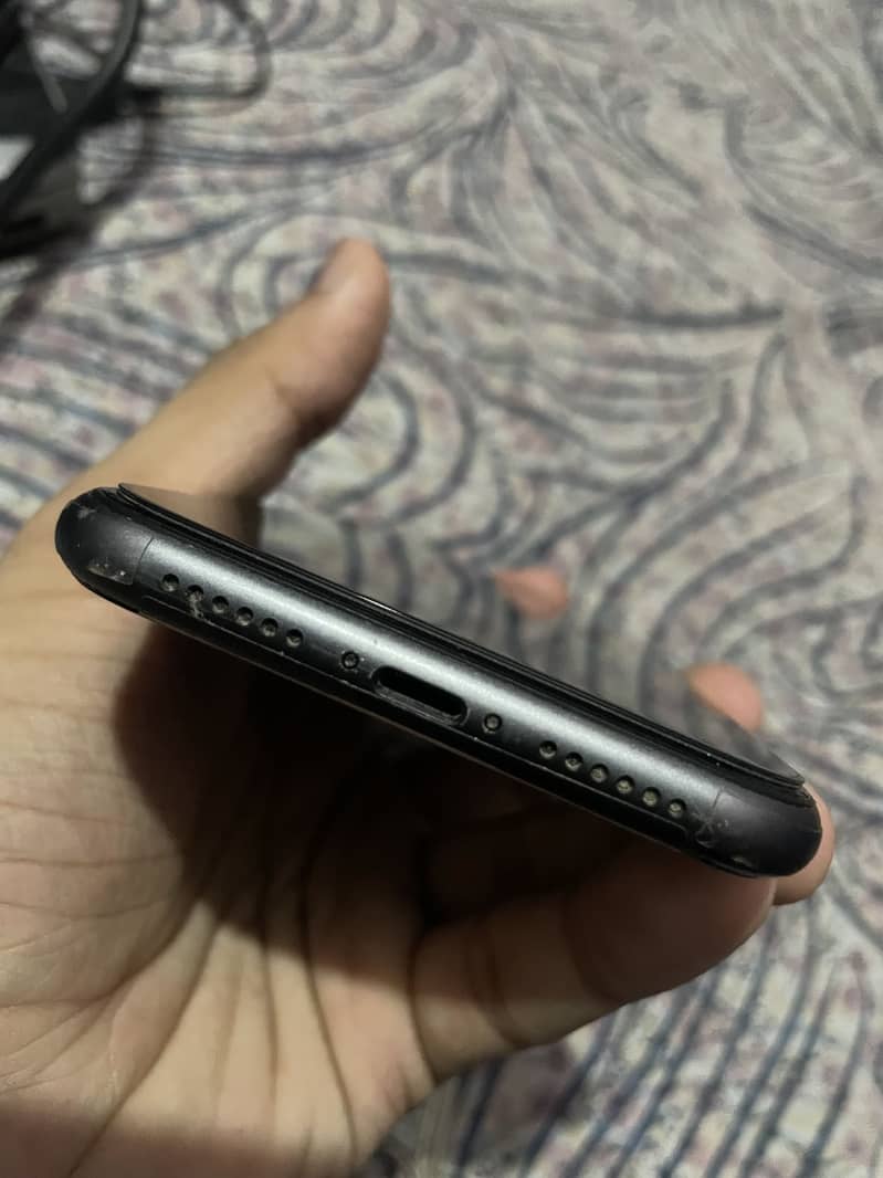 Apple iPhone 11 4